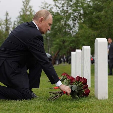 Владимир Путин почтил память советских воинов на мемориальном кладбище Форт Ричардсон
