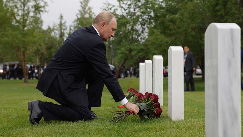 Preview Владимир Путин почтил память советских воинов на мемориальном кладбище Форт Ричардсон