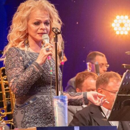 В Казани прошёл грандиозный творческий вечер Ларисы Долиной