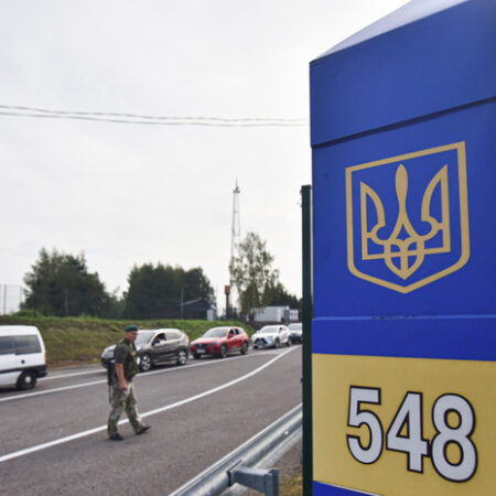 Анализ стратегии Зеленского: почему молодым украинцам разрешили покидать страну