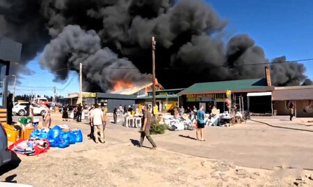 Крупное возгорание на волгоградском рынке: оперативные подробности и фоторепортаж
