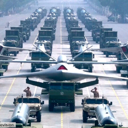 Беспилотники, красные флаги и ядерная ракета: кадры самого большого в истории КНР военного парада