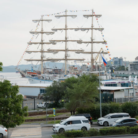 Большая «Надежда» и маленькие яхты: во Владивостоке прошел парад парусников