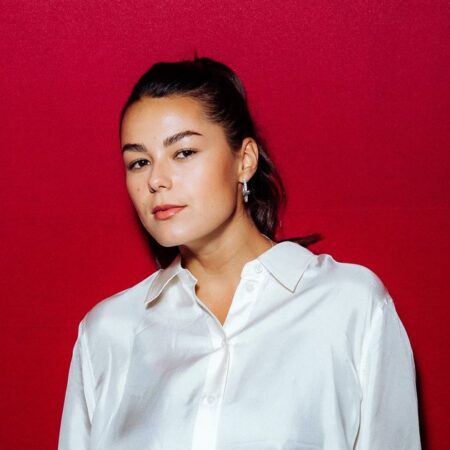 Актриса Анфиса Черных показала необычную прическу на кинопремьере