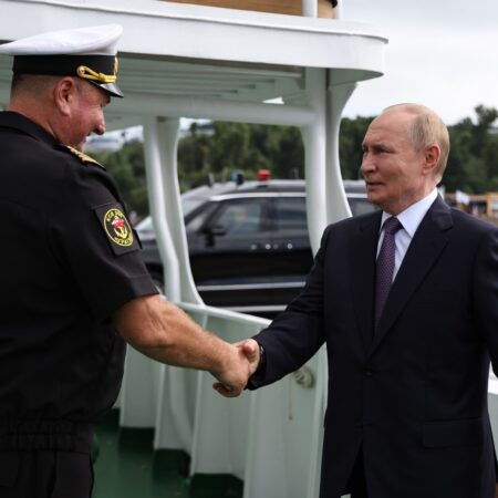 Президент Путин прибыл на остров Русский для совещания и двусторонних встреч