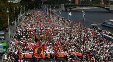 Крестный ход в Москве: Патриарх Кирилл возглавил шествие Собора Московских святых