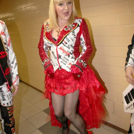 Маргарита Суханкина в мини показала стройные ноги