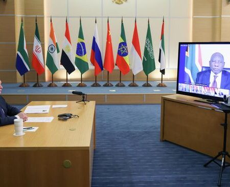 Владимир Путин принял участие во внеочередной встрече БРИКС