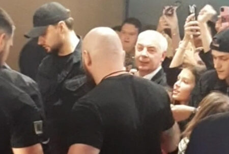 Егор Крид столкнулся с толпой фанатов в кинотеатре и был вынужден сбежать