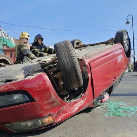 Чудесное спасение в ДТП на Карповке: петербурженка пережила аварию с переворотом авто