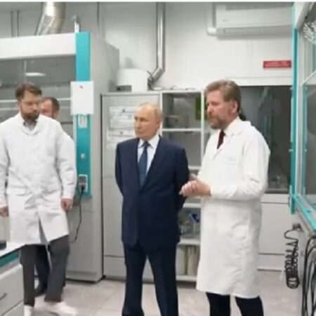 Инновации в Сириусе: Путину представили «молодильную клубнику» и устойчивый виноград