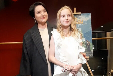 Видео — Общество — Инга Оболдина впервые показала дочь на кинопремьере: видео