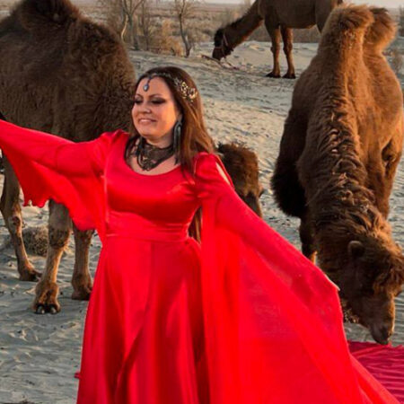 Верблюд съел одежду певицы Ирины Ковалевич во время съемок клипа