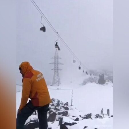 На Эльбрусе оборвалась кресельная канатная дорога: видео с места ЧП