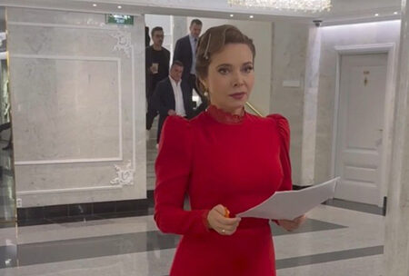 Екатерина Гусева произвела фурор, продемонстрировав безупречную талию на концерте