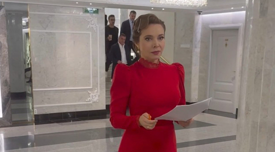 Preview Екатерина Гусева произвела фурор, продемонстрировав безупречную талию на концерте
