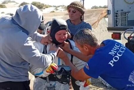 МЧС России продолжает собирать нефтепродукты в Керченском проливе: видео