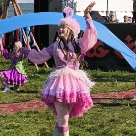 Удачливый юноша на хакасском празднике урожая поймал фламинго и женился на любимой