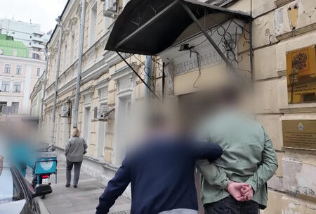 В Москве спецслужбы задержали пособника телефонных мошенников: видео