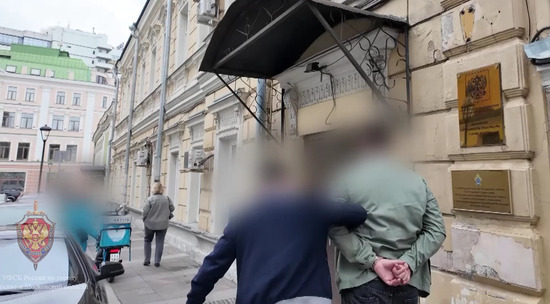 Preview В Москве спецслужбы задержали пособника телефонных мошенников: видео
