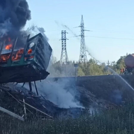 Шесть вагонов с топливом сошли с рельсов и загорелись после ДТП в Смоленской области: кадры с места ЧП