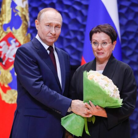 Президент Путин вручил награды учителям, поддержавшим участников СВО