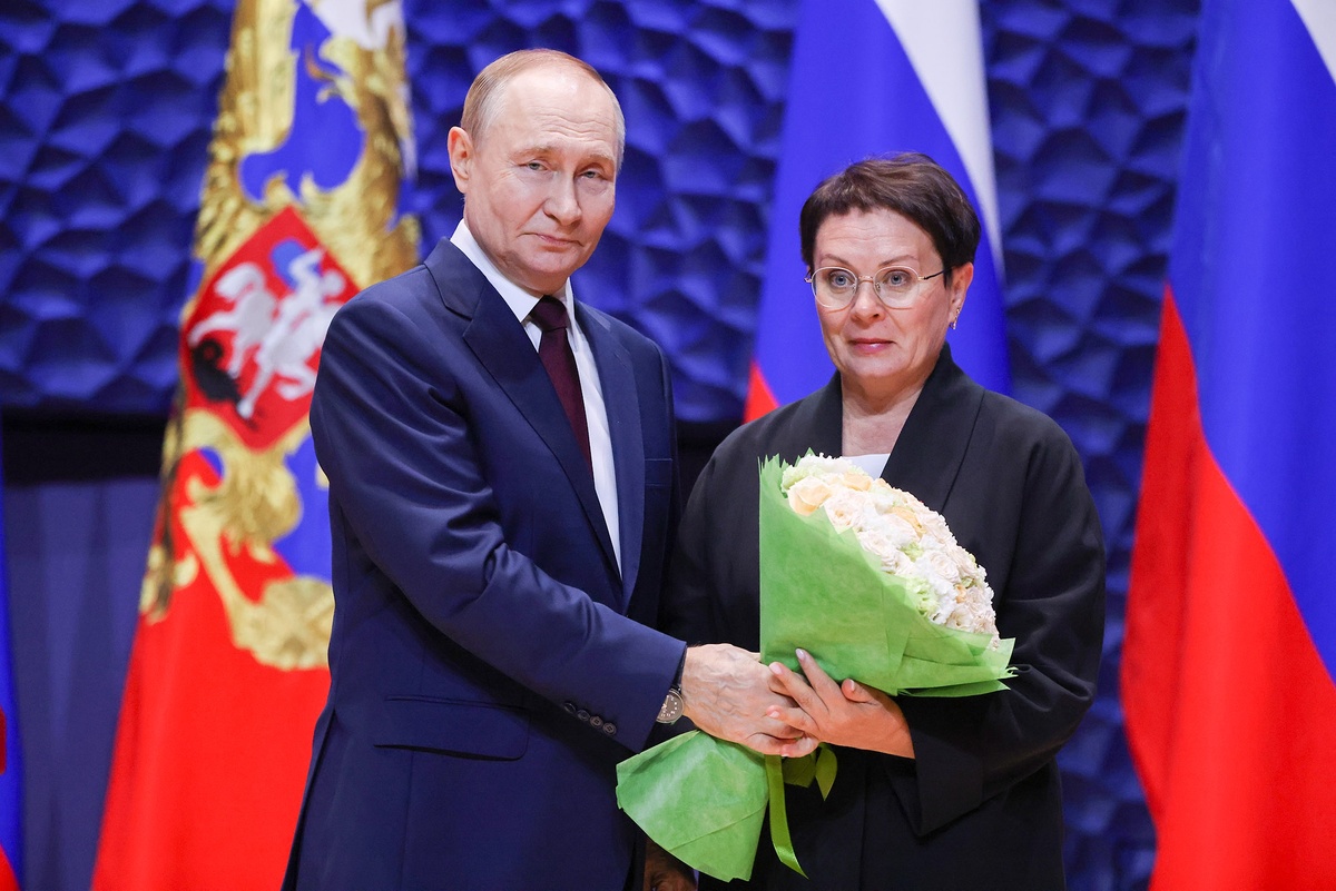 Preview Президент Путин вручил награды учителям, поддержавшим участников СВО