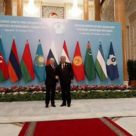 Прибытие Владимира Путина во Дворец нации в Душанбе для участия в саммите СНГ