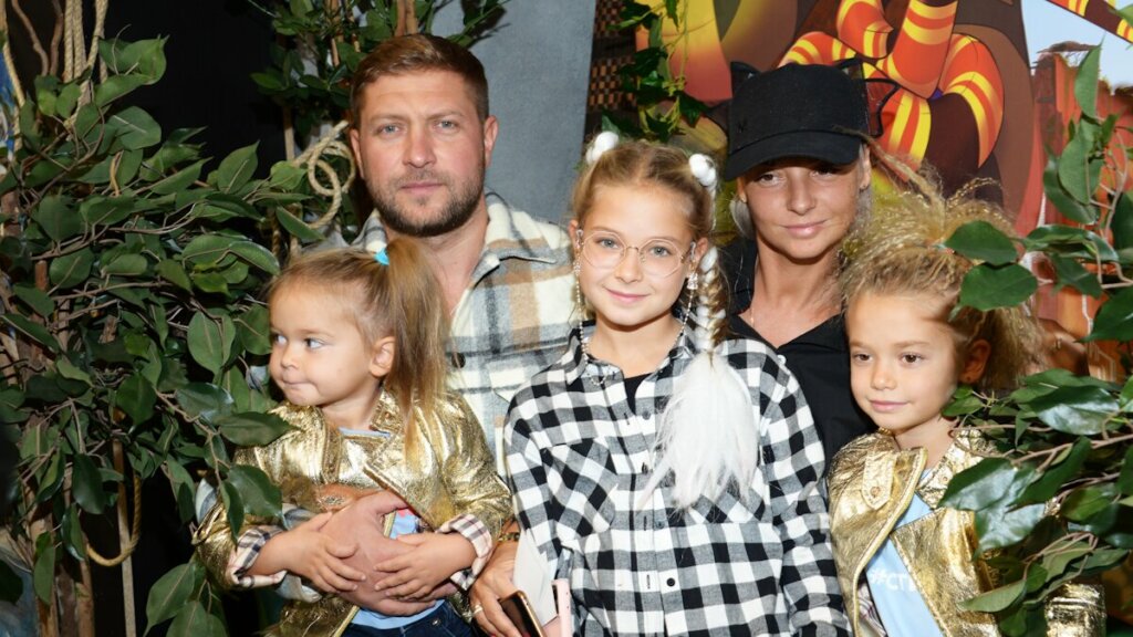 Preview Звезда «Счастливы вместе» Дарья Сагалова вышла в свет со всей семьёй